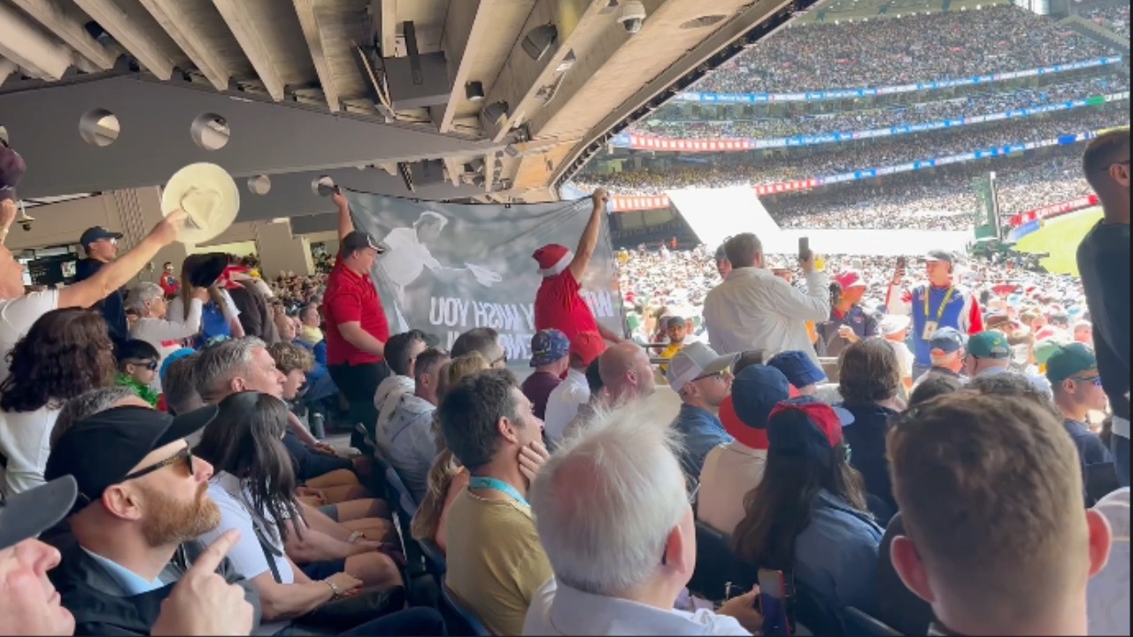 Barmy Army | Barmy Army Tip their hats to Shane Warne | MCG | Boxing Day Test | The Ashes | Day 1