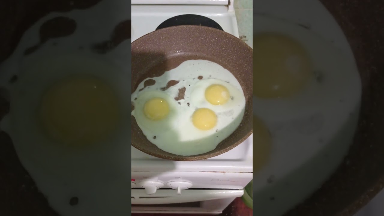 ЖАРЮ ЯИЧНИЦУ ГЛАЗУНЬЮ