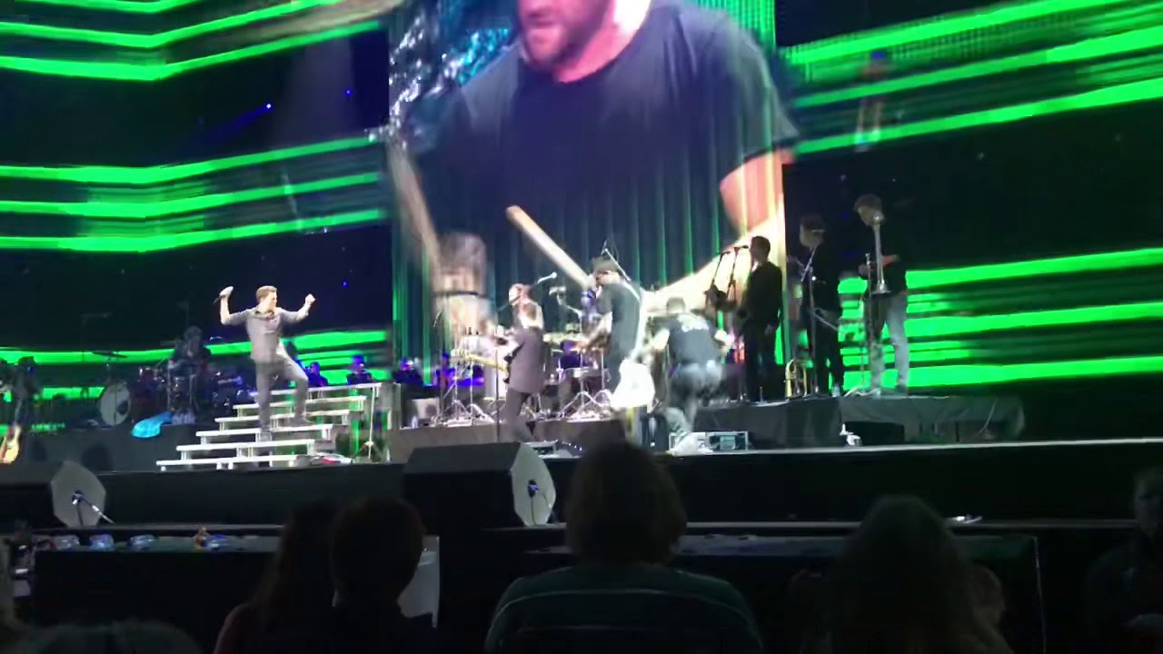 Niels Destadsbader “dansen” live in het sportpaleis