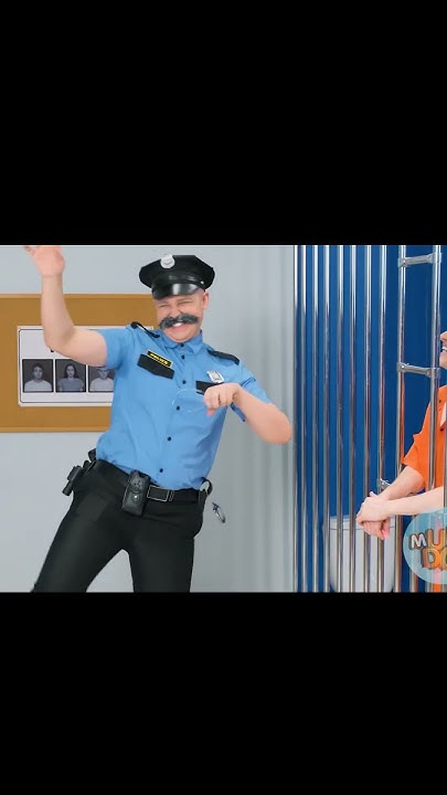 Полицейский выгнал плащ и кинжал. - YouTube