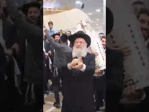 הגאון הרב ראובן אלבז ראש ישיבת אור החיים בריקודים של מצוה במעמד הקפות שניות בהיכל הישיבה