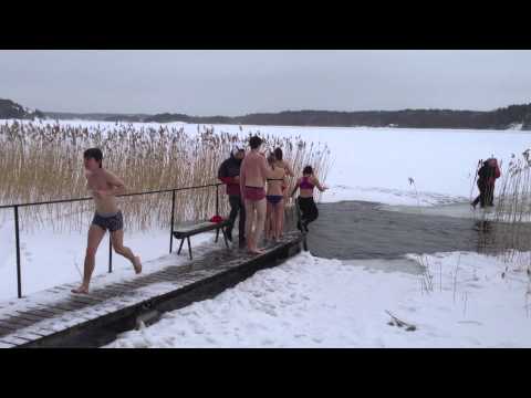 Klassen badar isvak i underkläder