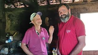 SR. ZEZÉ AINDA TOMA BANHO DE BACIA E SE ALEGRA AO SABER QUE VAI TER CHUVEIRO.