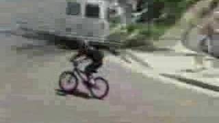 Bmx bisikletle dama çıkmaya çalışan adam