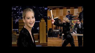 Jennifer lawrence has axe-throwing contest with jimmy fallon! (video)