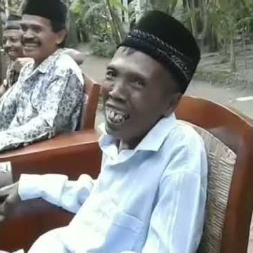 Orang tua nyanyi lagu Garuda Pancasila lucu