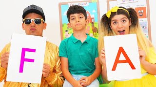 Jason y Alex aprendiendo las letras del alfabeto en la escuela