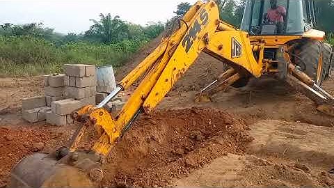Jcb 4cx digging foundation