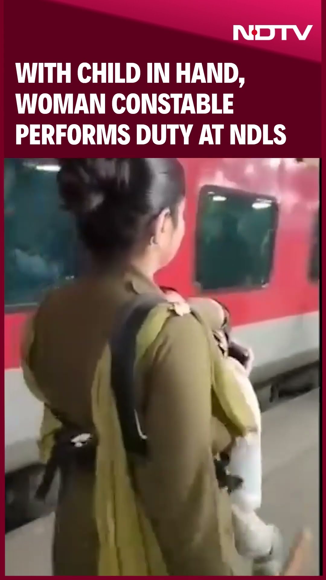 New Delhi Railway Station | With Child In Hand, This Woman Constable Performs Duty At NDLS