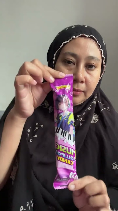 Eating candy while listening to music #youtubeshort #food #modernsnacks