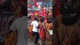 anak arfak turun gunung. tarian tumbuh tanah dari suku arfak Manokwari