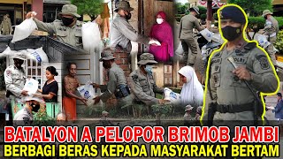 BATALYON A PELOPOR BRIMOB JAMBI BERBAGI BERAS KEPADA MASYARAKAT BERTAM