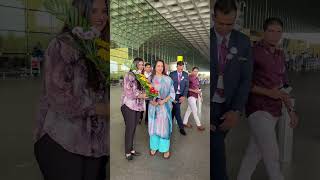Airport Staffs Greets Hema Malini at the airport | Hema Malini Spooted | Celebrity Spooted shorts