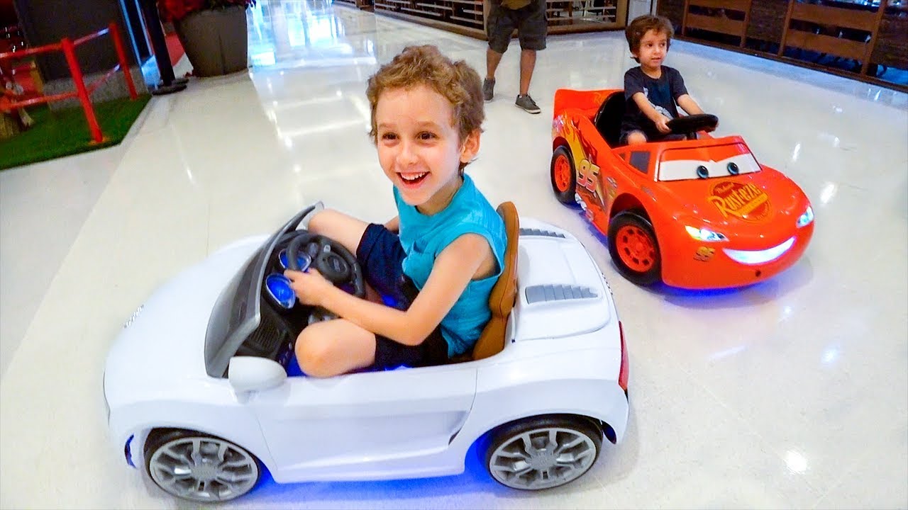 Um Menino Brinca Com Um Carro De Brinquedo No Rádio Segurando Um Controle  Remoto Imagem de Stock - Imagem de humano, jogar: 176431403