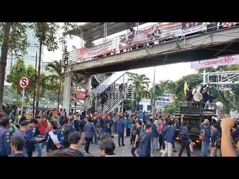 KEREEN...!!! DETIK DETIK BEM TRISAKTI GABUNG BEM SI DI PATUNG KUDA