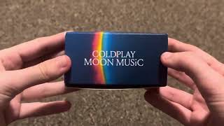 COLDPLAY | MOON MUSiC - OFFiFiCAL MUSiC BOX UNBOXING!!!
this was a US exclusive at first then it decided to come to the UK and EU store. thanks to my friend mao for getting it for me when it was a US exclusive!
follow me if you like coldplay!
twitter: bucklandlover
instagram: askyfullofjon COLDPLAY | MOON MUSiC - OFFiFiCAL MUSiC BOX UNBOXING!!!