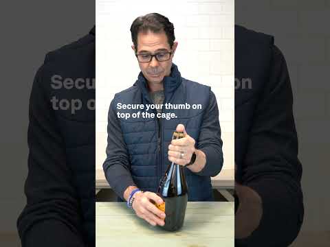 Video: Hvordan åpne en champagneflaske: 8 trinn (med bilder)