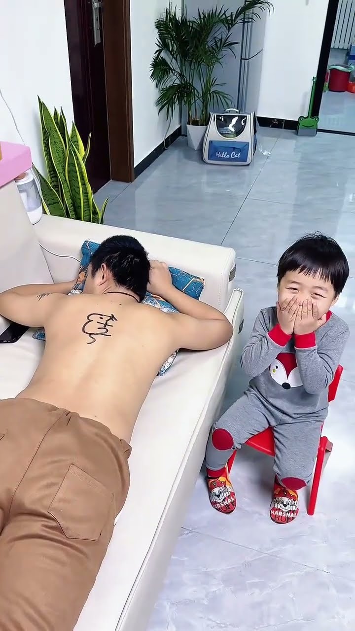 趁爸爸睡着，给他画个小老鼠！#Cute baby#Cute#呆萌小米宝#聪明宝宝#萌娃