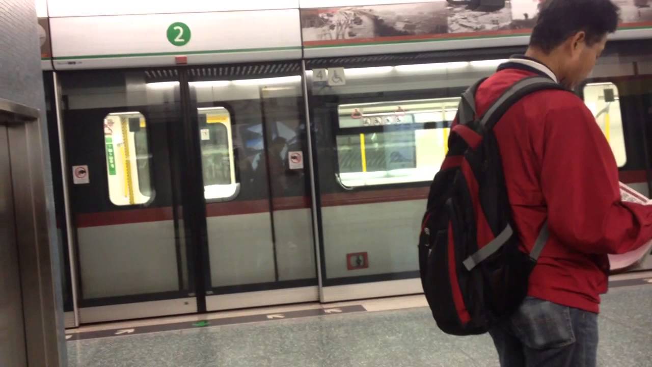 MTR train stays at Choi Hung Station for a long time - YouTube