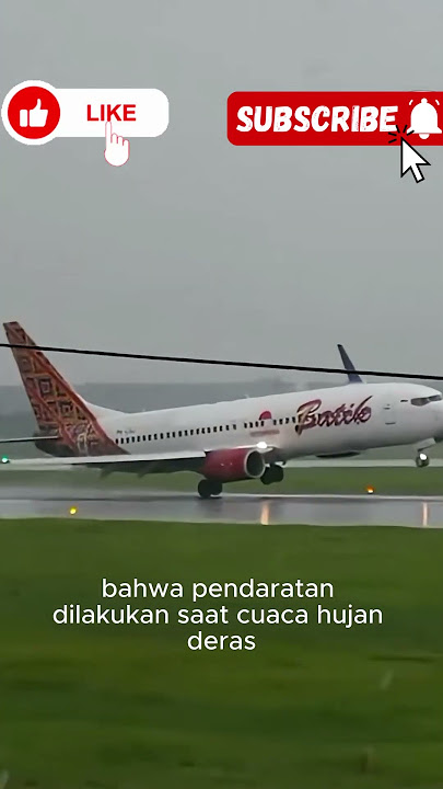 Momen Mencekam! Detik-Detik Pesawat Batik Air Mendarat Miring di Tengah Hujan Badai #shorts