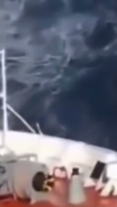 Tense big waves hit big boats#shorts