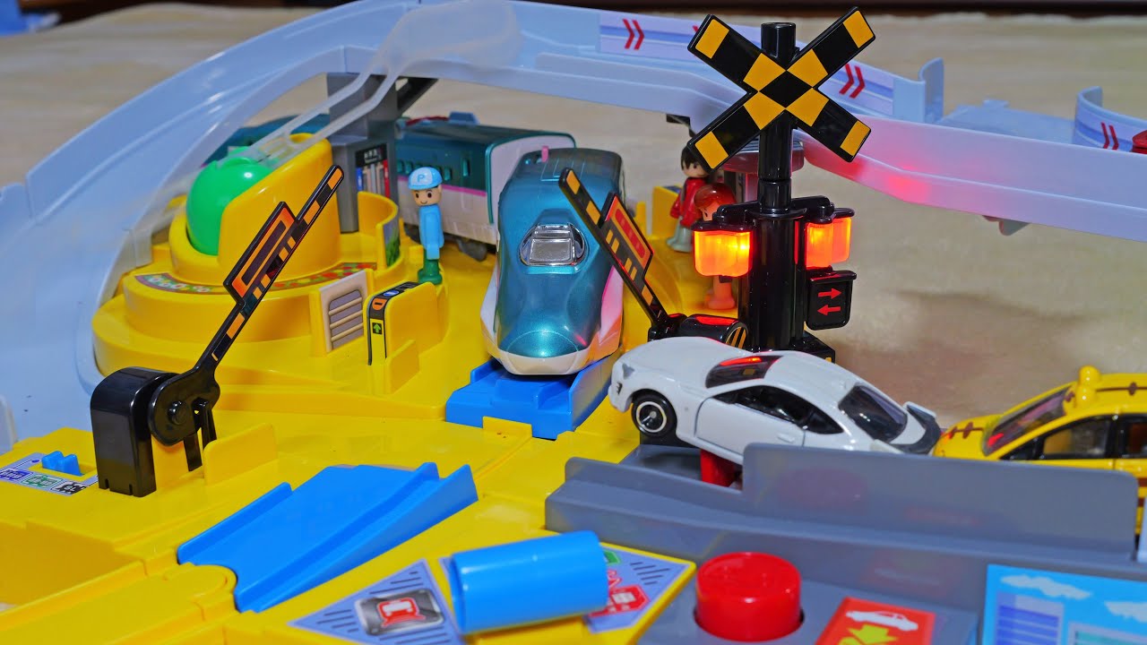 リアルなサウンドが90種類以上‼　踏切遊びが楽しいｗ　プラレール　トミカと遊ぼう！ぐるっとカンカン踏切