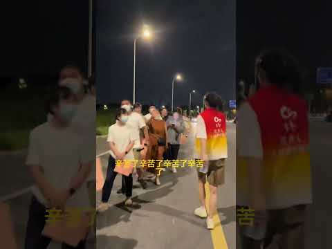 又被几百米长的队伍震撼了，这些都是全国肿瘤孩子的父母 #大熱門 #感人壹幕 #熱門 #不要上推薦