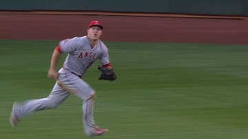 LAA@OAK: Trout races for a nice catch on the run