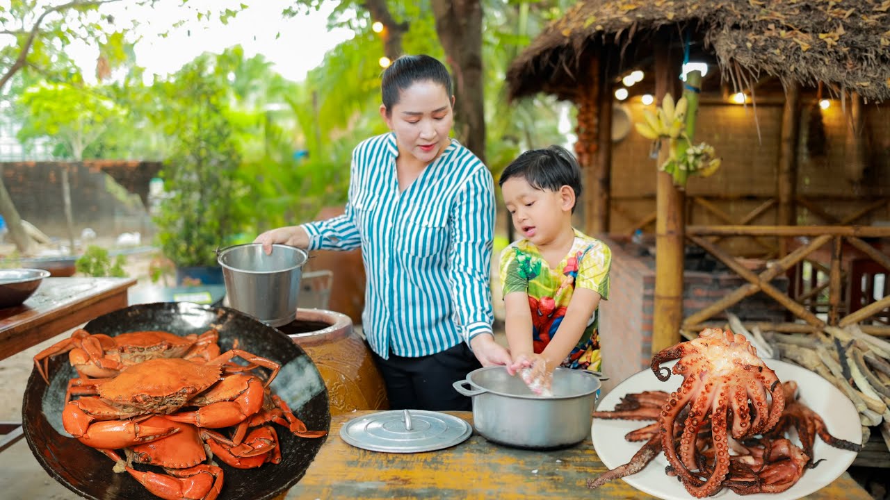 Darik become good chef assistant after school | Momm Sros cook Mud crab, squid and sweet banana