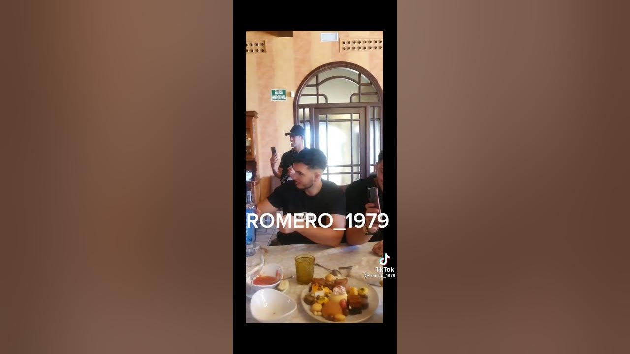 Mayel Jiménez cantando el Regalo en restaurante