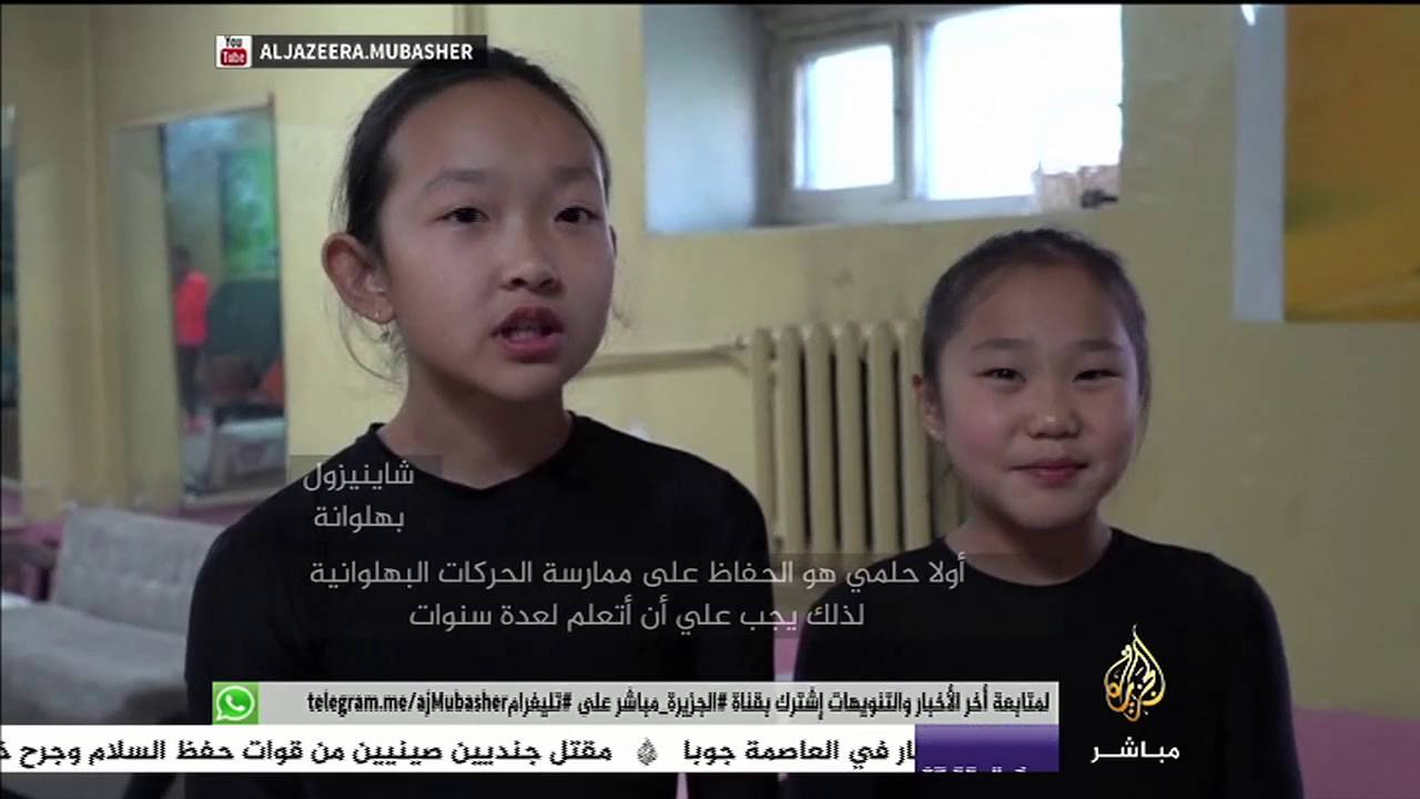 شاهد طفلة تتحدى الجاذبية بأسنانها