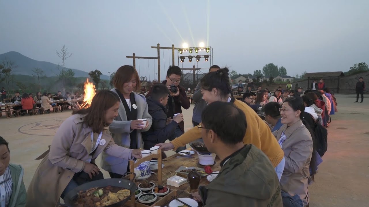 农村妯娌参加篝火晚宴,见到很多老朋友,大家齐聚一堂开开心心 - YouTube