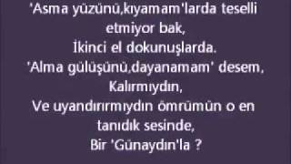 Kahraman Tazeoglu Omur Denilen Radyoda Sensizlik Sarkisi Caliyor.mp4