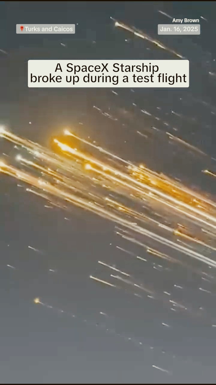 SpaceX Starship breaks apart, debris streams across the sky