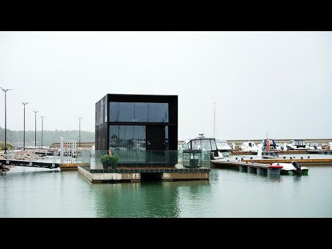 Video: Modular Tiny House Möter Vatten I Den äventyrliga Koda Light Float