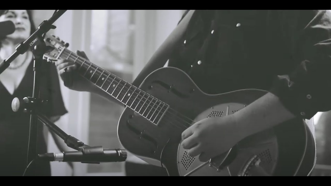 Guarda A Tale Of Two | Chicago Lightning (Treehouse Sessions) su YouTube Guarda A Tale Of Two | Chicago Lightning (Treehouse Sessions) su YouTube