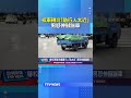 校車轉彎「貼行人太近」 男怒伸腳踹車 #行人
