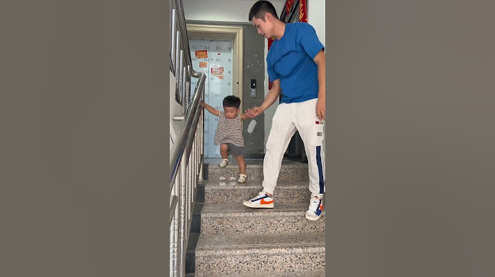 看看爸爸是如何正確教育兒子下樓梯！