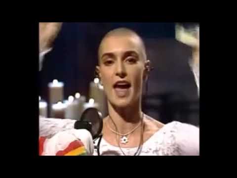 Video: Sinead O'Connor rompió una foto del Papa