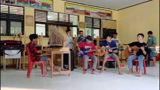 Download lagu Angklung Malioboro SMAN 2 SINGHIL kolaborasi dengan instrumen akustik lagu lancang kuning.