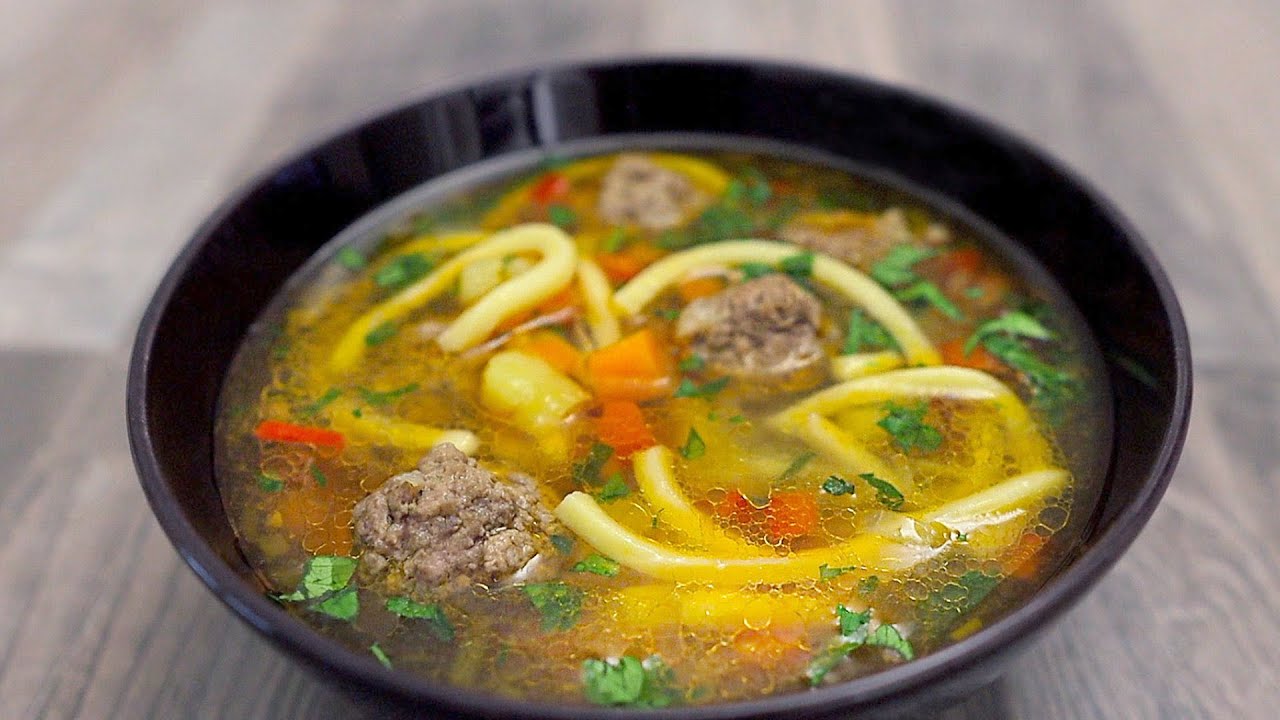 Suppe mit Frikadellen und Nudeln. Schnell und lecker!