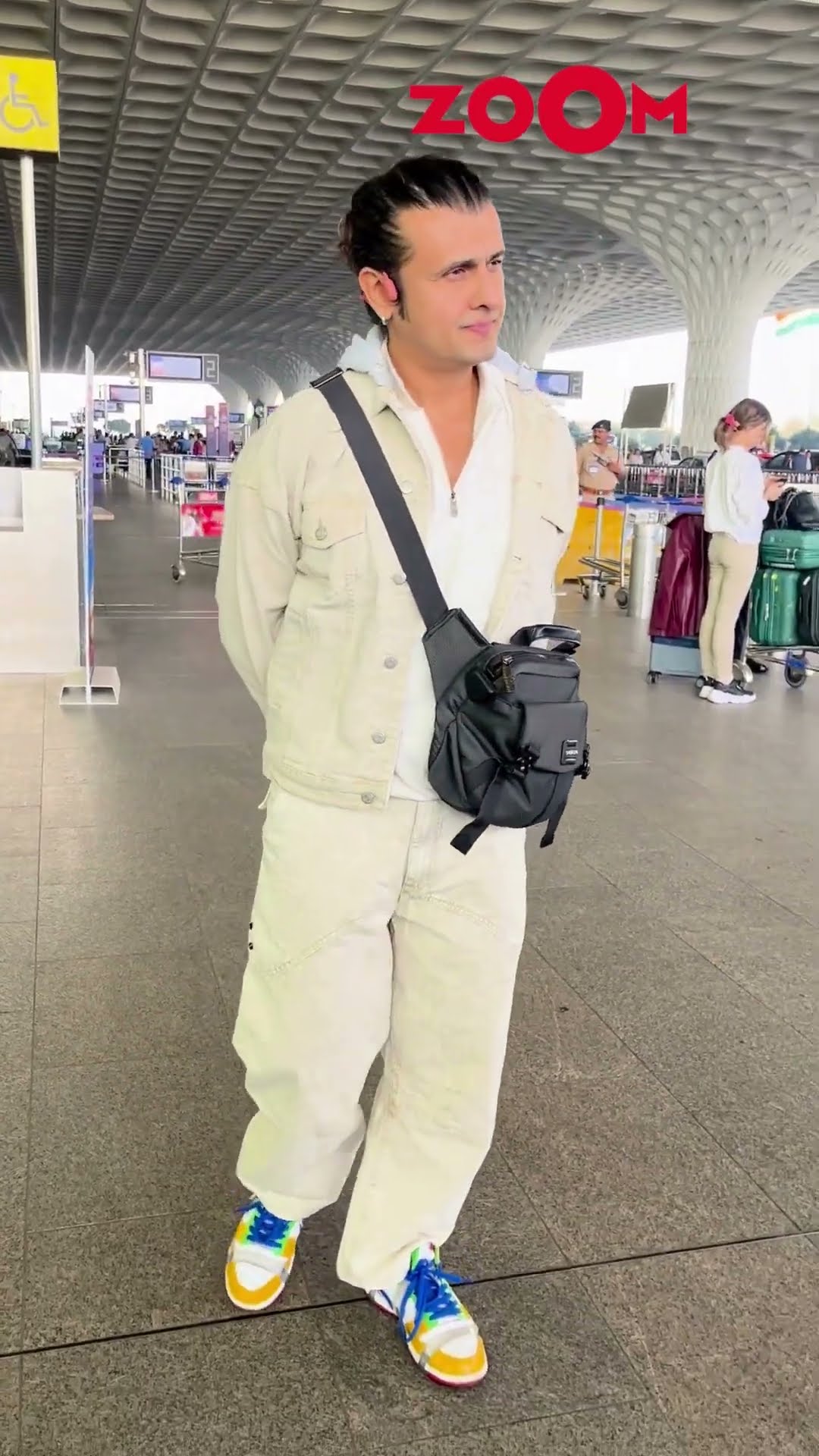 Sonu Nigam POSES patiently for the paps as spotted at the airport #sonunigam#shorts