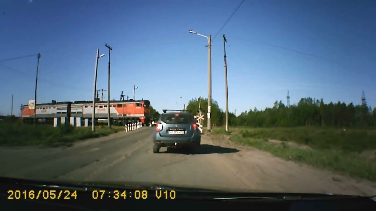 На Дачной, автомобиль попал под поезд. Архангельск. На Дачной, автомобиль попал под поезд. Архангельск.