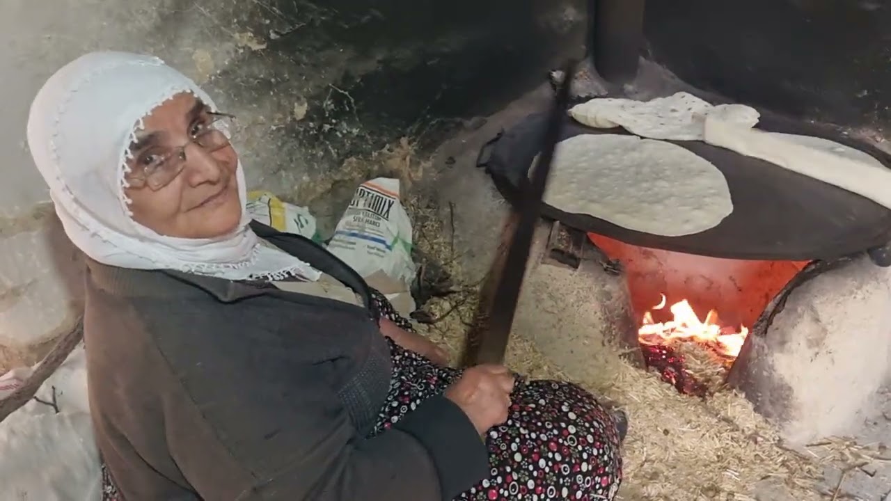 Höplek köyünde ekmekler imece usulu yapılmaya devam ediyor