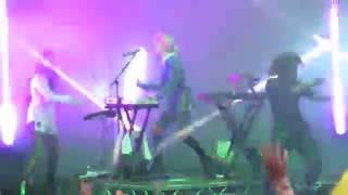 Video thumbnail of "Grimes - Venus Fly (Glastonbury 2016)"