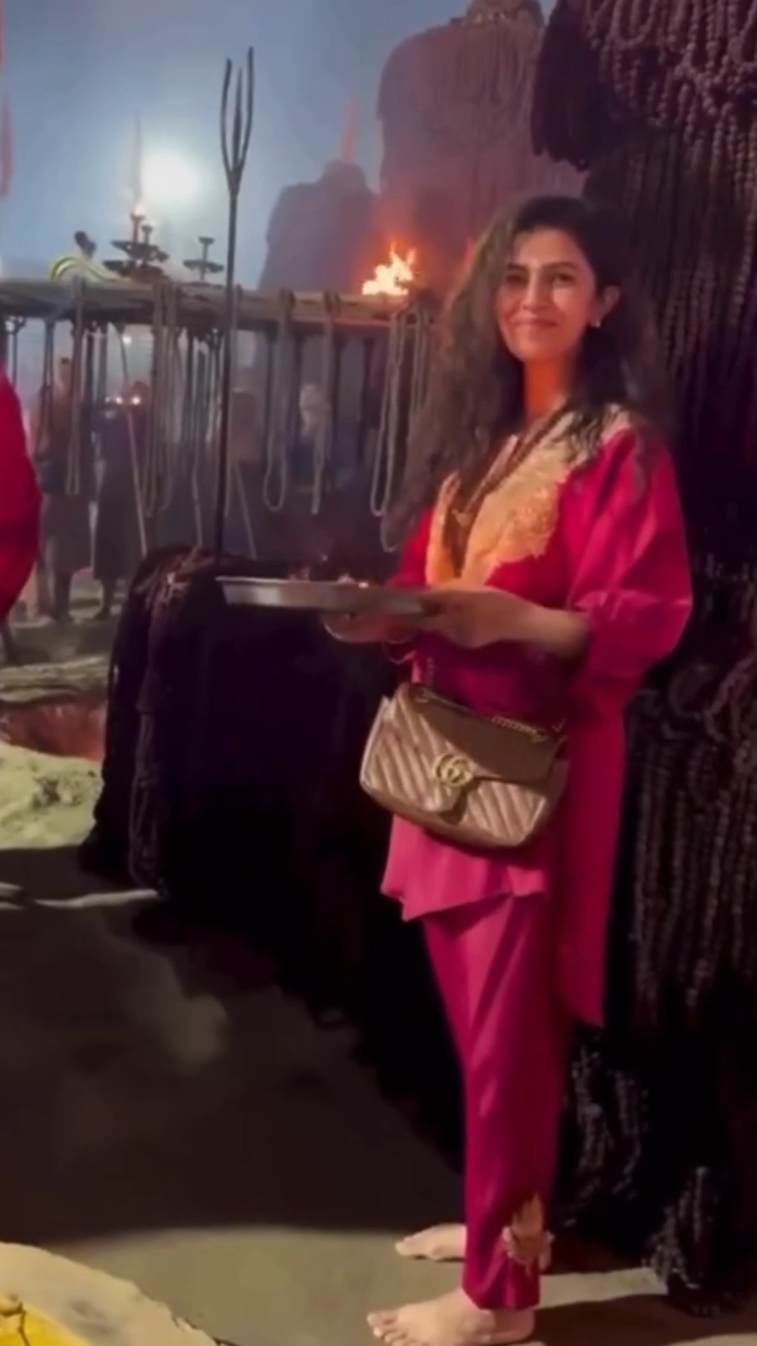 Nimrat Kaur joins Maha Kumbh 2025; seen performing Aarti ?? #nimratkaur #mahakumbh