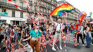 Des milliers de manifestants à Paris pour une Gay Pride impromptue et 