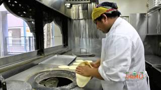 インドのタンドール窯でナンを焼くとこ！　神戸アールティー