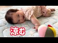 お昼寝後に涼む娘、見守る母