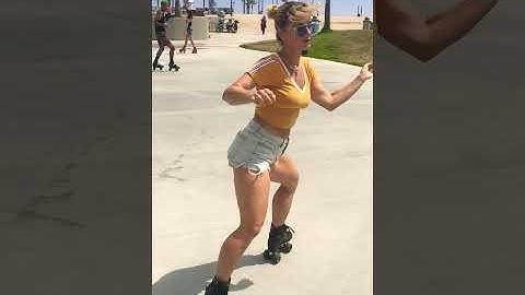 Skate Dancing! #venicebeach #rollerdance #rollerskate